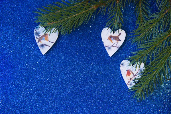 Tatil, kış ve kutlama kavramı. Beyaz kupa ve kuşlar ile Noel ve yeni yıl kartı üzerinde boyamış. Bir parlak mavi arka plan ve köknar dallarda üst.