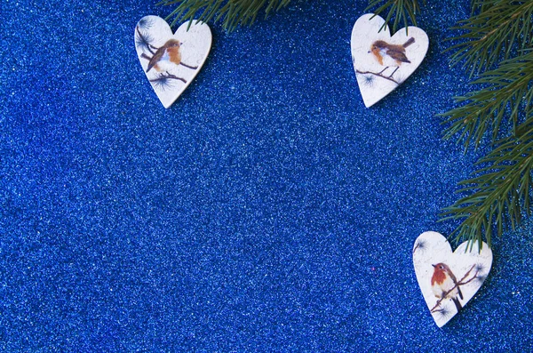 Tatil, kış ve kutlama kavramı. Beyaz kupa ve kuşlar ile Noel ve yeni yıl kartı üzerinde boyamış. Bir parlak mavi arka plan ve köknar dallarda üst.