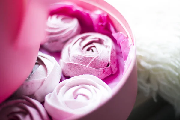 Ev yapımı pembe zephyr veya pembe kutusunda, hatmi kapatın. Lezzetli yemekler kavramı - hatmi, beze, Zephyr. Sevgililer ya da anneler günü kavramı.