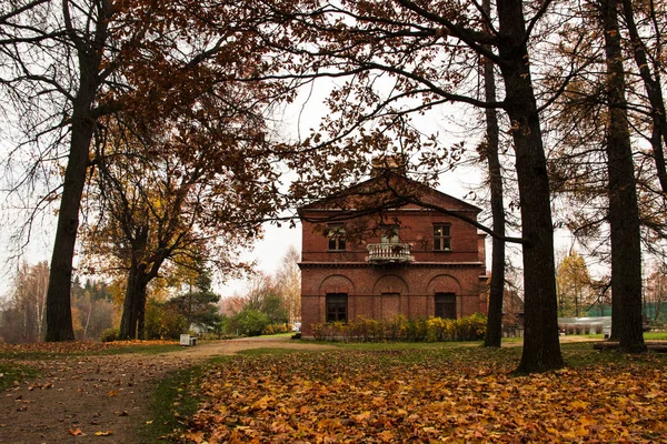 Seyahat, mimari, gezi, Rus kavramı. Saint Petersburg, Rusya. Priyutino, Leningrad Oblast, sonbahar 2018 evde. Rus mimarisi, Rusya'nın manzaraları. Sonbahar park Rusya'da. Sonbahar parkta yürüyüş renkli yaprakları.