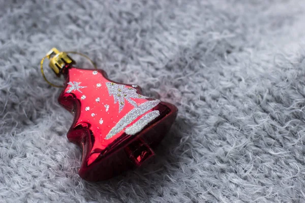 Üzerinde gri bir örme eşarp yalan Noel oyuncak ile tatil, kış ve kutlama kavramı - Noel ve yeni yıl kartı. Noel dekorasyonu. Üstten görünüm, düz yatıyordu. 