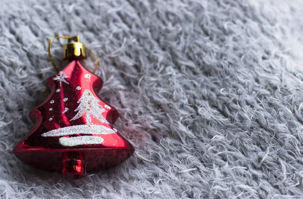 Üzerinde gri bir örme eşarp yalan Noel oyuncak ile tatil, kış ve kutlama kavramı - Noel ve yeni yıl kartı. Noel dekorasyonu. Üstten görünüm, düz yatıyordu. 