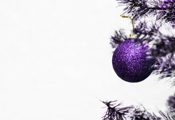 Noel ağacına asılı mor Noel top. Noel dekorasyonu. Noel Kış arka plan. Noel, yeni yıl kavramı.