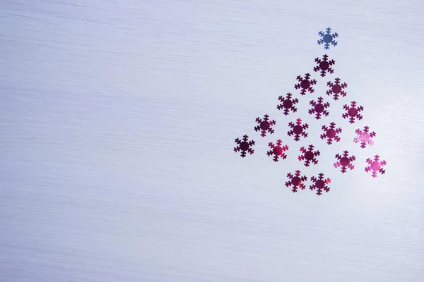 Noel dekorasyonu. Noel Kış arka plan. Hafif ahşap arka plan üzerinde kırmızı kar taneleri bulanık Noel ağacı. Noel kartları.