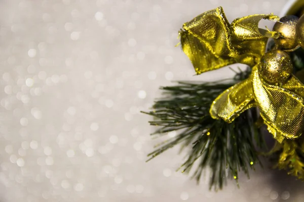 Noel süsleri. Noel Kış arka plan. Altın Yay ve iğneler üzerinde altın pul ve bulanık açık renkli altın topları ile Noel ağacı.