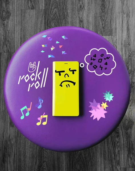 Samsung Note 9 akıllı telefon. Sarı ve mor renkli pop-art fotoğraf.