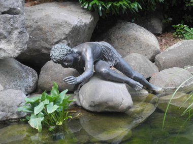 Bir çocuk, bir havuzda denilen Narcissus dekoratif heykeli