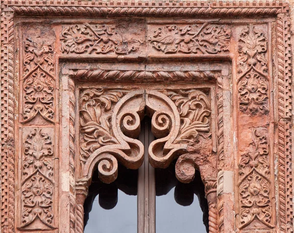 Terrakottafassade im Renaissance-Stil mit aufwändigen Dekorationen Stockfoto