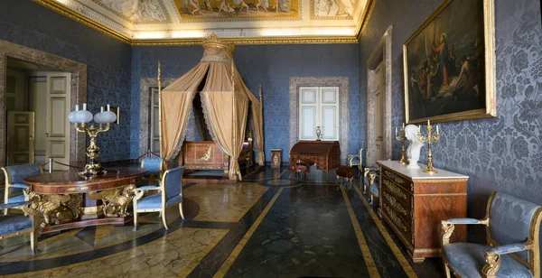 CASERTA, Naples, ITALY-APRIL 2019. Королевская спальня барокко, Королевский дворец . — стоковое фото