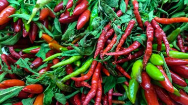 Piyasada kırmızı ve yeşil biber yığını