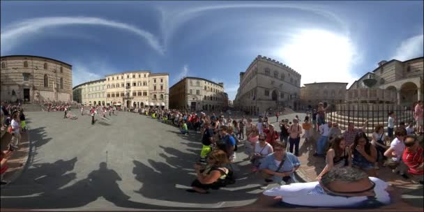 Perugia, Włochy-16 czerwca 2019. Flaga-Wavers na głównym placu — Wideo stockowe