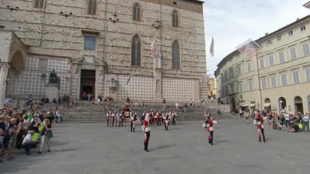 Perugia, Italien-16 juni, 2019. flagga-vacklar på stora torget — Stockvideo