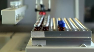 Laboratuvar ekipmanları, vücut sıvıları örneklerinin modern otomatik tıbbi analizi.