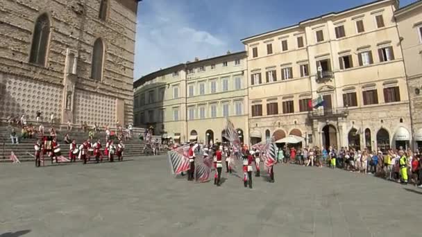 Perugia, Olaszország-június 16, 2019. jelzőkarok a főtéren — Stock videók