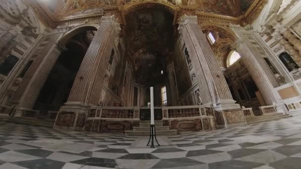 Γένοβα, Ιταλία-Αύγουστος, 2019: εσωτερικό της βασιλικής Sant.ma Αουντσιάτα Ντελ Βάστατο — Αρχείο Βίντεο