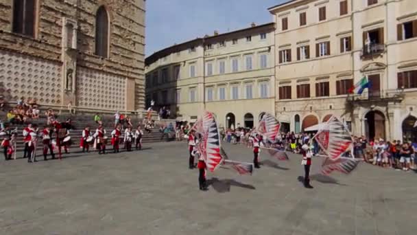 Perugia, Olaszország-június 16, 2019. jelzőkarok a főtéren — Stock videók