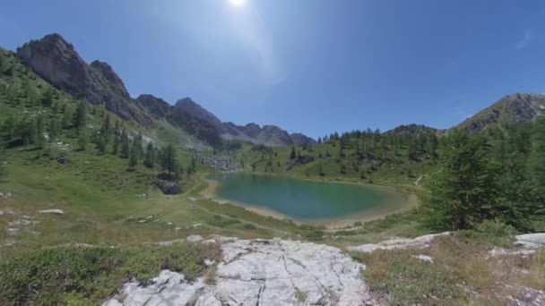 4k Visão geral do lago alpino azul nos Alpes Italianos — Vídeo de Stock