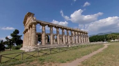 Paestum, İtalya, 25 Haziran 2019. Athena Tapınağı, antik Yunan tapınağı, 4k.