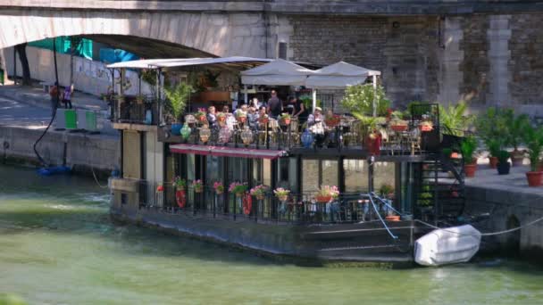 París, Francia-julio de 2008: Cinemagraph.Boat con restaurante atracado en el río Sena . — Vídeos de Stock