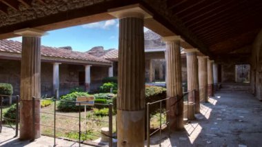 Antik Pompei, Campania, İtalya 'nın kalıntılarındaki Urban domus Peristilium,