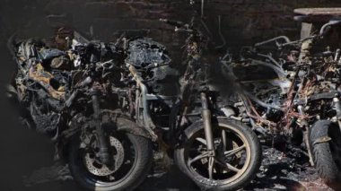 Motosikletlerin Yakın Çekimi Yangın ve vandalizm ile Yok Edildi