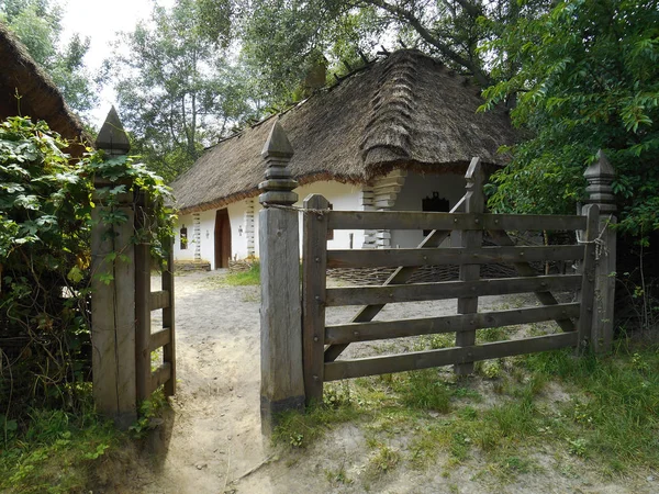 Een Oude Witte Huis Met Een Rieten Kap Achter Een — Stockfoto