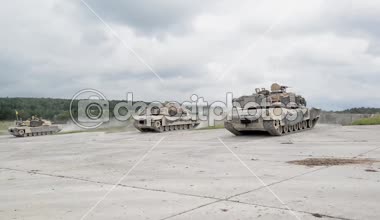 ABD Ordusu mücadele çalışmaları sırasında üç savaş tankları