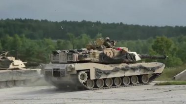 Bize savaş eğitimi sırasında ordu savaş tankları