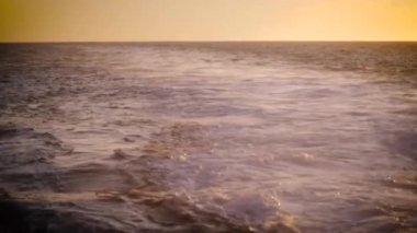 Bir gemi geçerken yavaş hareket görünümü su okyanusa swirls