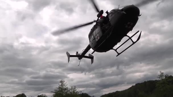 軍事医療ヘリコプター荒涼とした未舗装の道路に着陸 — ストック動画