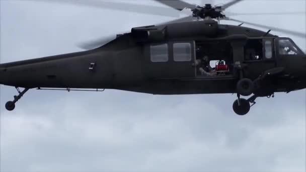 森上空を飛ぶ軍用ヘリコプターのスロー モーション ビュー — ストック動画