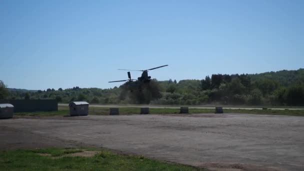 Helicóptero Militar Chinook Despegando Base Militar — Vídeos de Stock