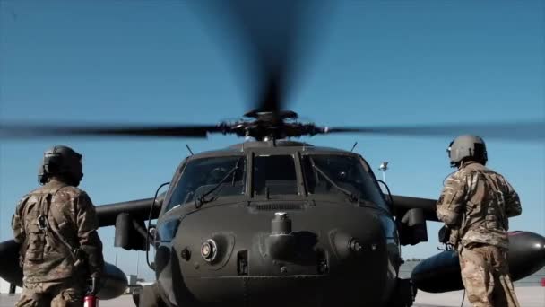 Mérnökök Amerikai Hadsereg Várakozás Leszállás Egy Harci Helikopter — Stock videók