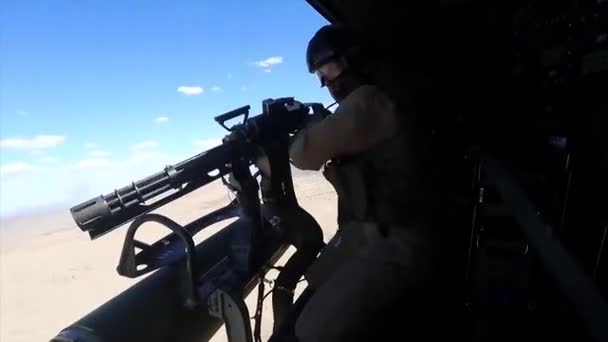 Soldat Feuert Während Kampftraining Aus Bewaffnetem Hubschrauber — Stockvideo