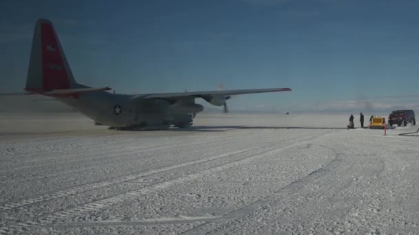 Air Force Lockheed Lc130H Hercules Preparing Take Frozen Airstrip — Stock Video