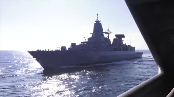 Μας Στρατού Πολεμικό Πλοίο Που Πλέει Ένα Σαφές Απόγευμα — Αρχείο Βίντεο