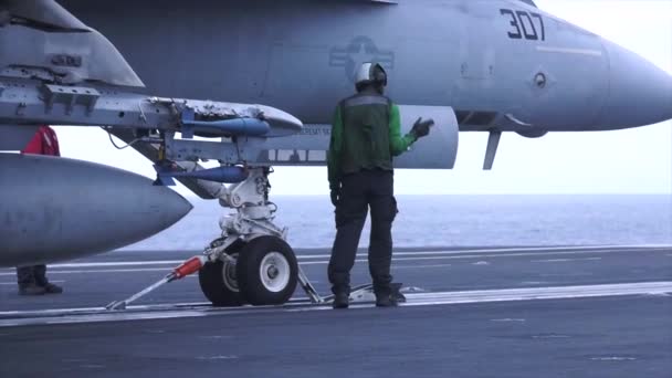 Ingeniero Fuerza Aérea Anclando Jet Combate Para Revisión Técnica — Vídeo de stock