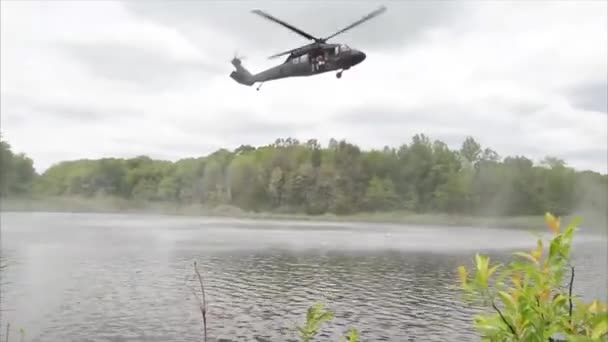 Vista Helicóptero Militar Durante Entrenamiento Maniobras Rescate Acuático — Vídeos de Stock