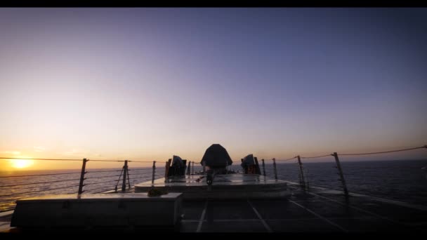 Slow Motion Uitzicht Vanaf Het Hoofddek Militaire Schip Tijdens Zonsondergang — Stockvideo