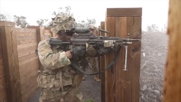 Soldados Camuflados Del Ejército Los Estados Unidos Durante Ejercicios Tiro — Vídeo de stock