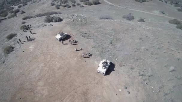 Savaş Tankları Ile Savaş Eğitimi Sırasında Askerler Bize Bir Dron — Stok video