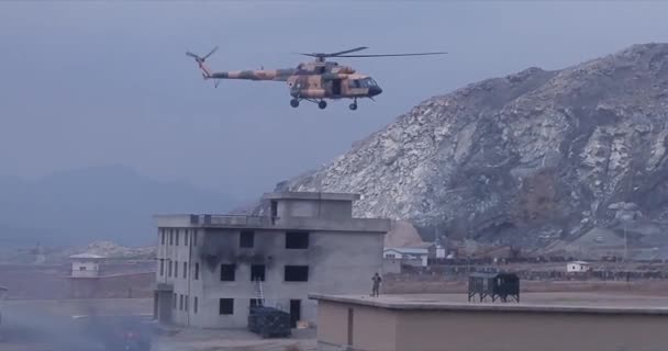 Tarnhelikopter Der Luftwaffe Hebt Aus Konfliktgebiet — Stockvideo