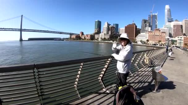 Personer som använder fiskespö på piren 14, San Francisco Bay — Stockvideo