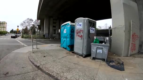 Sanitarios y tiendas de campaña portátiles bajo un puente en San Francisco, CA — Vídeo de stock