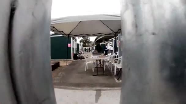 "Inga olaga intrång eller sölig ”säger ett tecken på en Shelters staket i San Francisco — Stockvideo