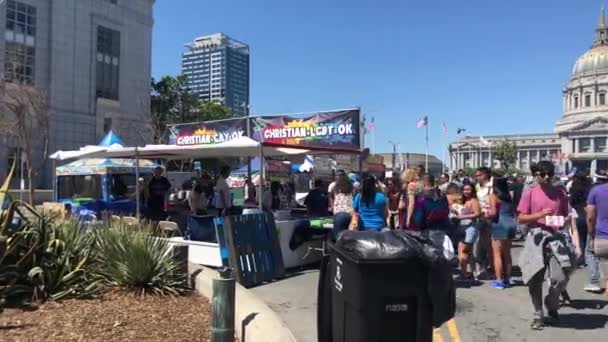 Menigte naast voedsel staat tijdens San Francisco Lgbt pride parade 2018 — Stockvideo