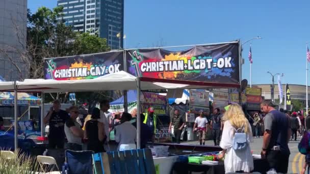 Mensen op food staat tijdens San Francisco Lgbt pride parade 2018 — Stockvideo