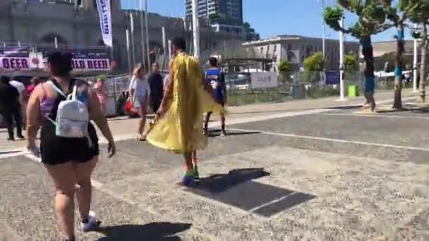 Náhodných Lidí Během San Francisco Lgbt Pride Parade 2018 — Stock video