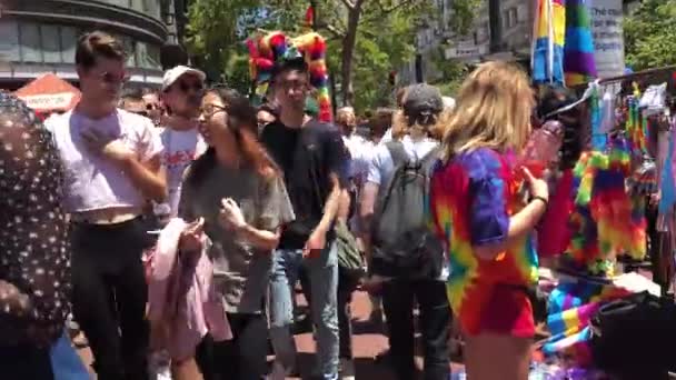 Folla Multietnica Durante Parata Dell Orgoglio Lgbt San Francisco — Video Stock