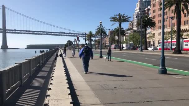 Άνθρωποι Κατά Μήκος Πεζοδρόμιο Κοντά Προβλήτα Στο Σαν Φρανσίσκο Καλιφόρνια — Αρχείο Βίντεο